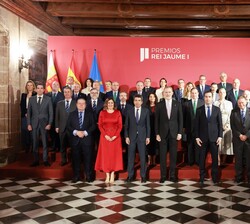 Fotografía de grupo de Su Majestad el Rey junto a los miembros del Patronato de la Fundación Premios Jaume I 